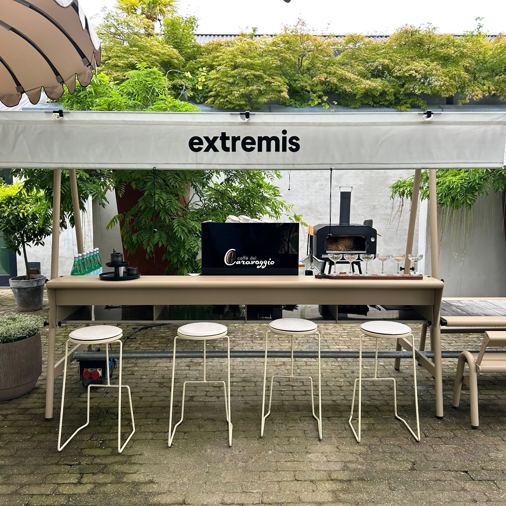 Caffè del Caravaggio koffiebar bij Extremis in de groene tuin van Estate Cothen